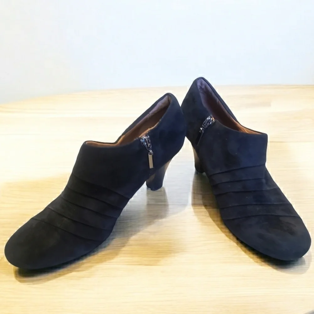 Clarks Artisan Booties 10M Womens Black Suede Heeled Zippered Comfort Shoes